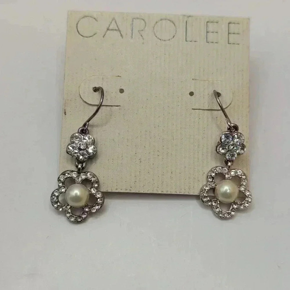 Carolee floral motif earrings - Picture 1 of 4